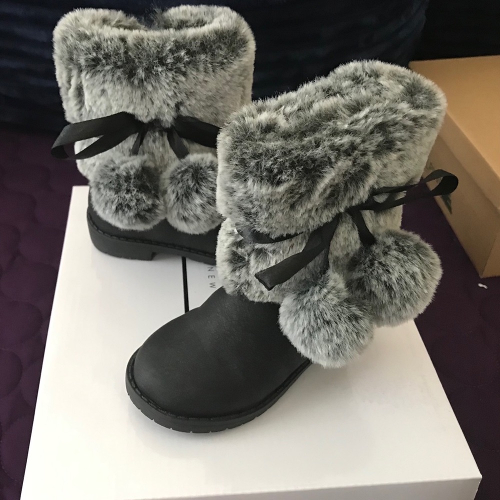 **ADORABLE NICOLE MILLER SZ 5 FAUX FUR WITH POM POM BOOTS**
